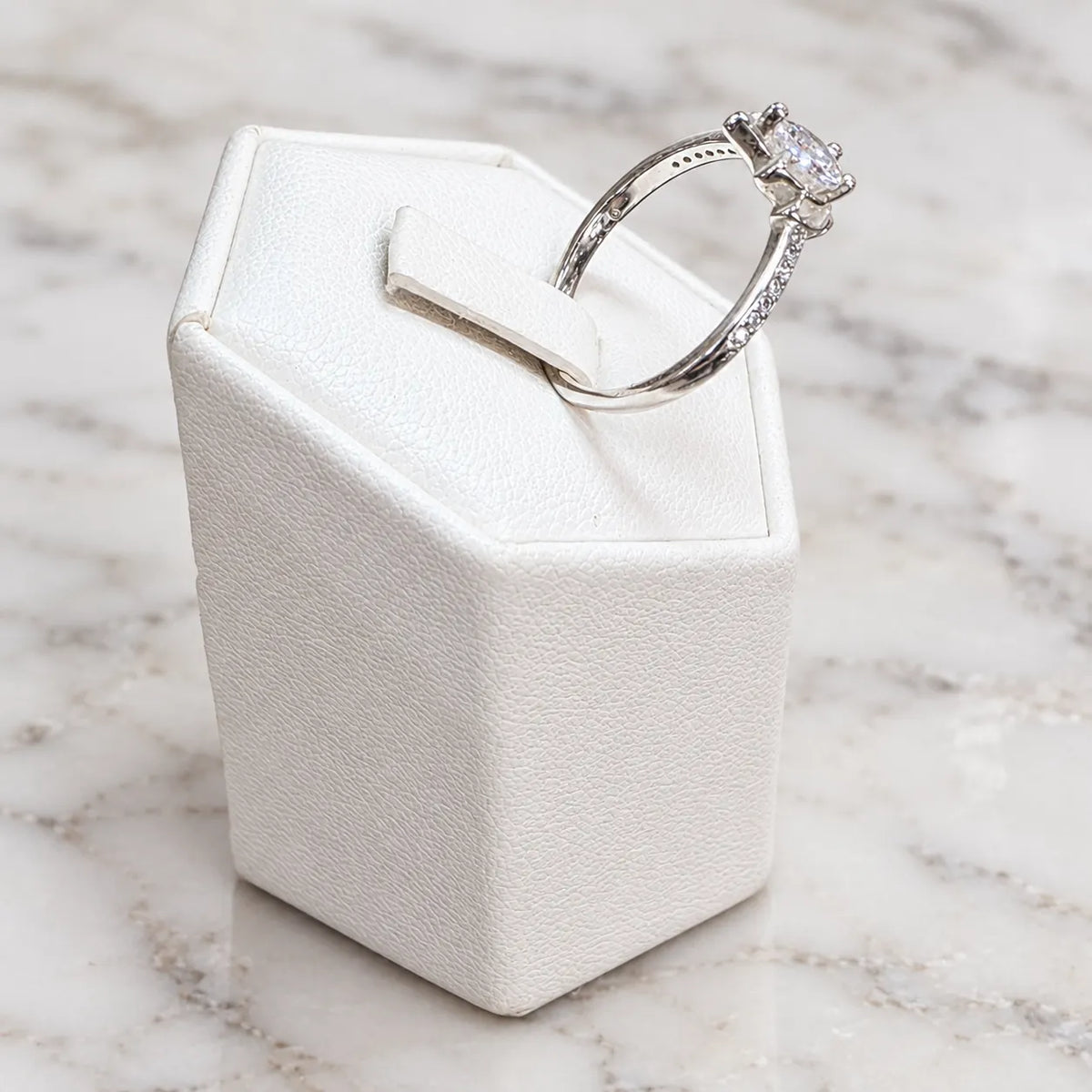 Anillo flor de loto circón