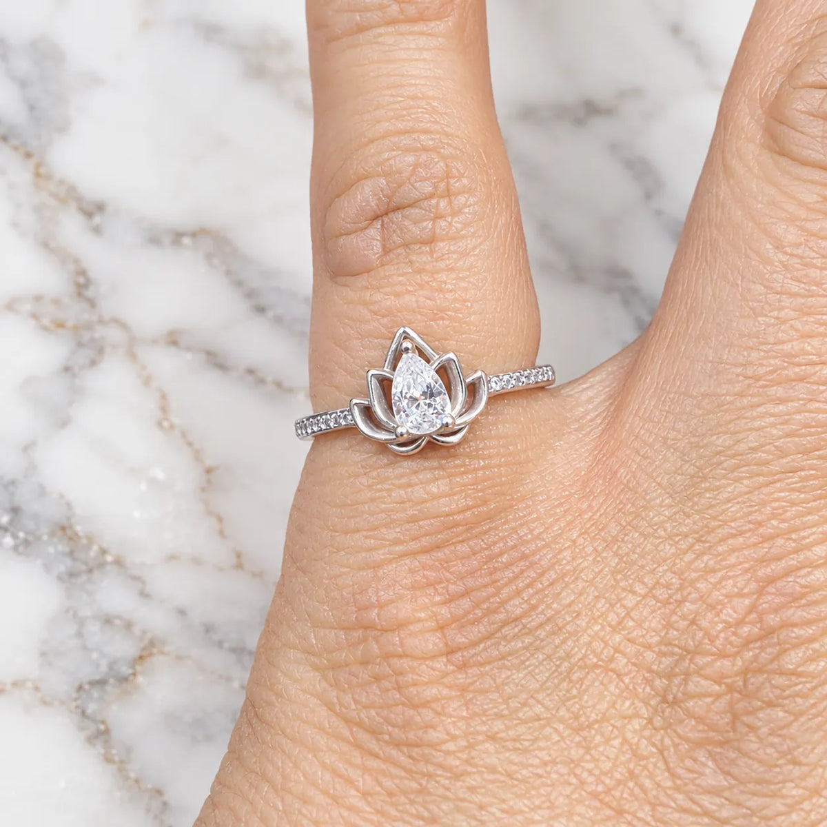 Anillo flor de loto circón