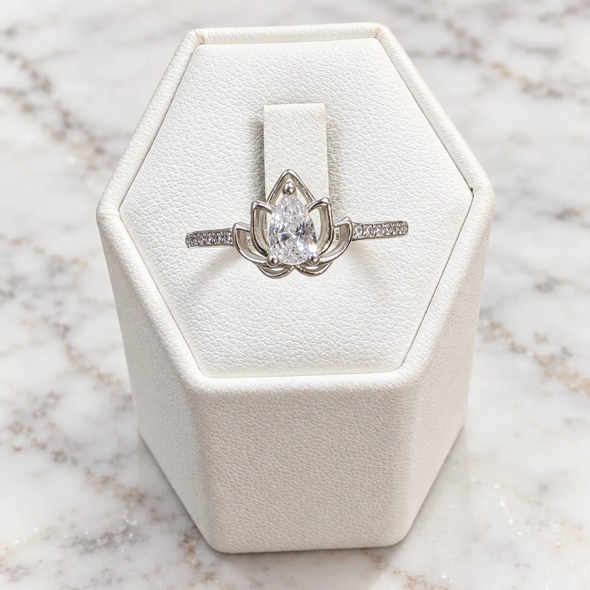 Anillo flor de loto circón