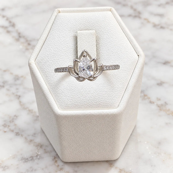 Anillo flor de loto circón