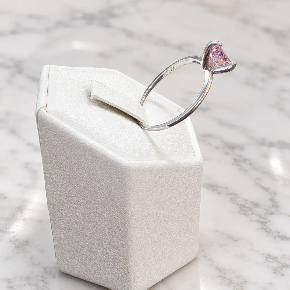 Anillo solitario circón rosa
