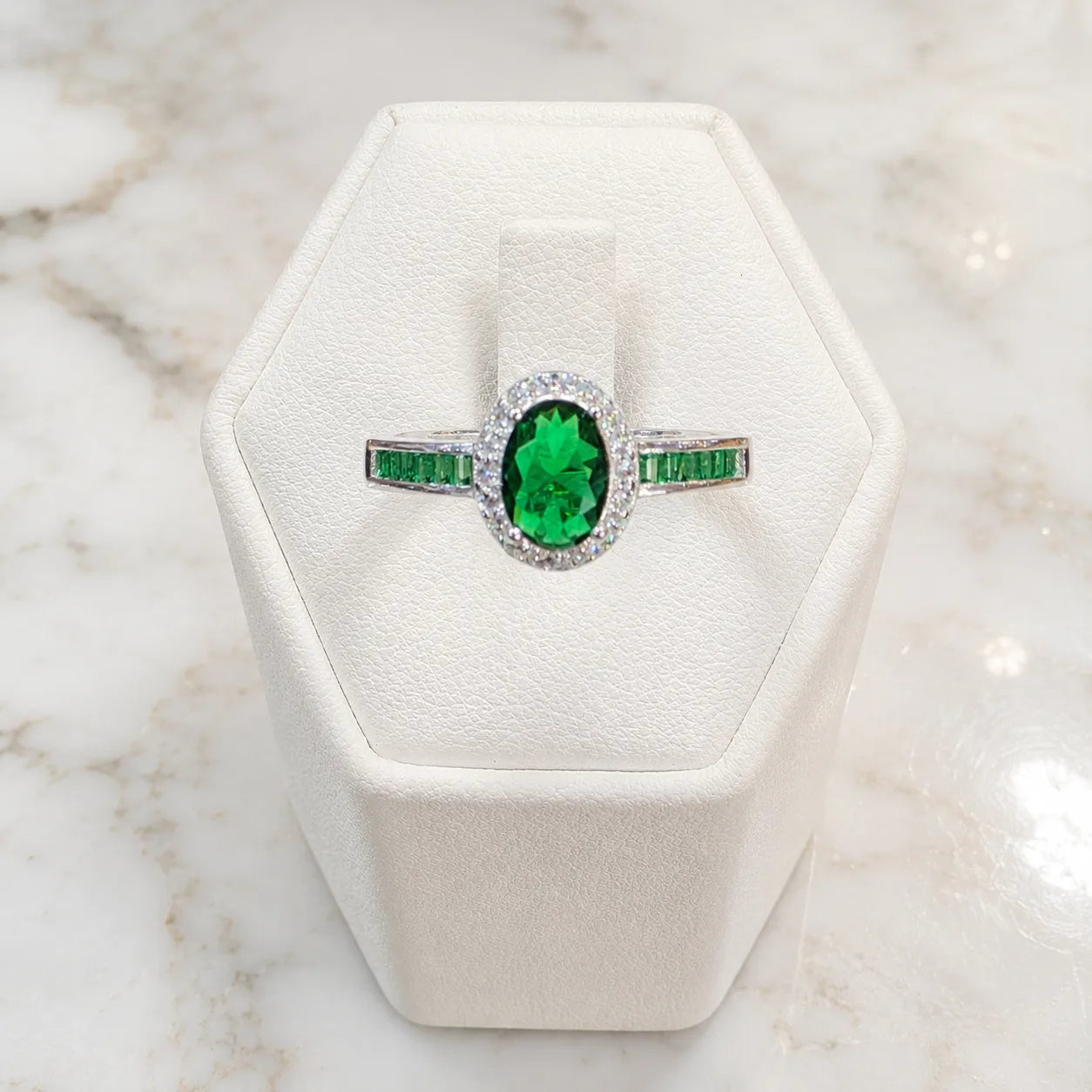 Anillo solitario ovalado circón verde