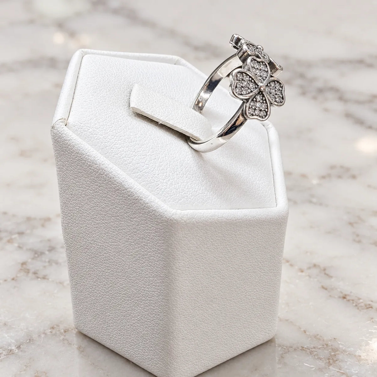 Anillo trebol microcircón