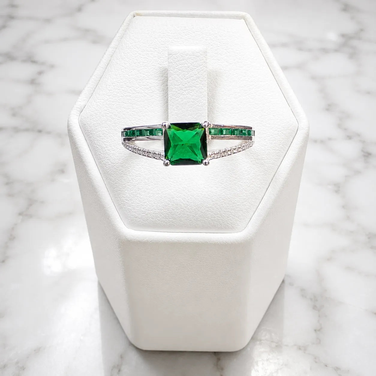 Anillo solitario cuadrado circón verde