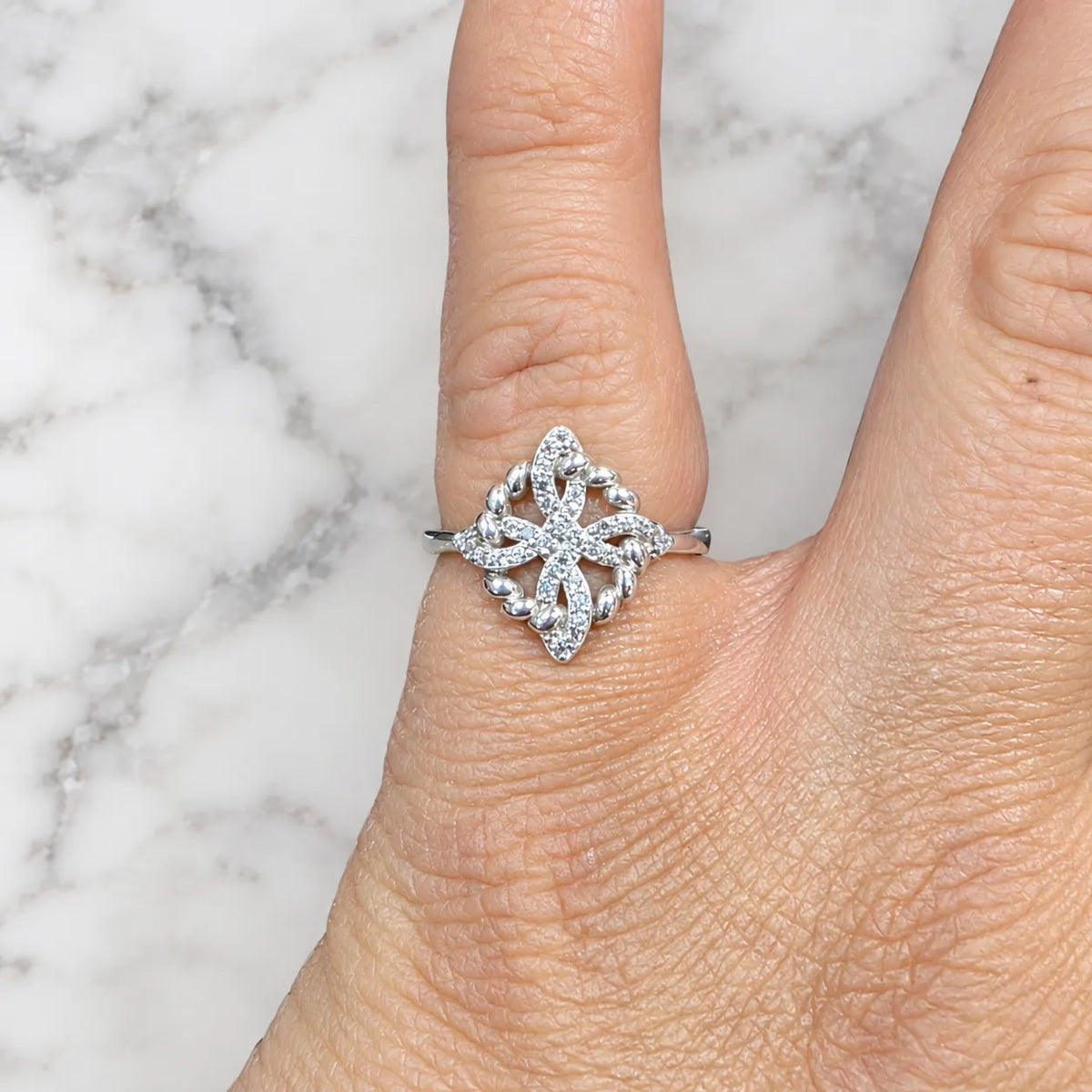 Anillo nudo de bruja microcircón trenzado