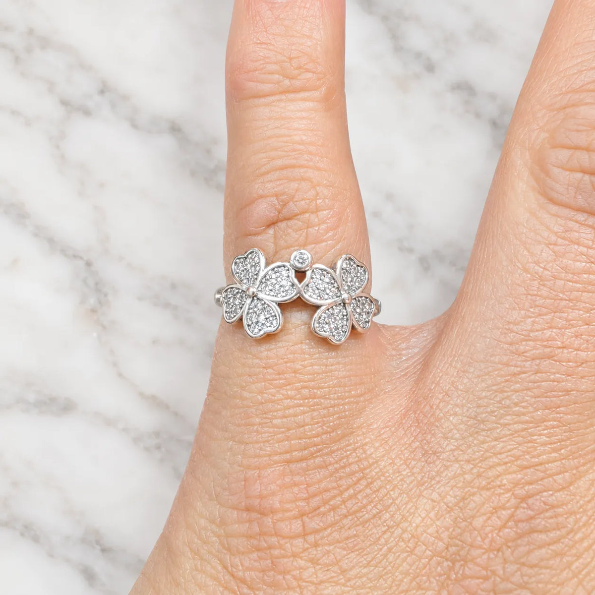 Anillo trebol microcircón