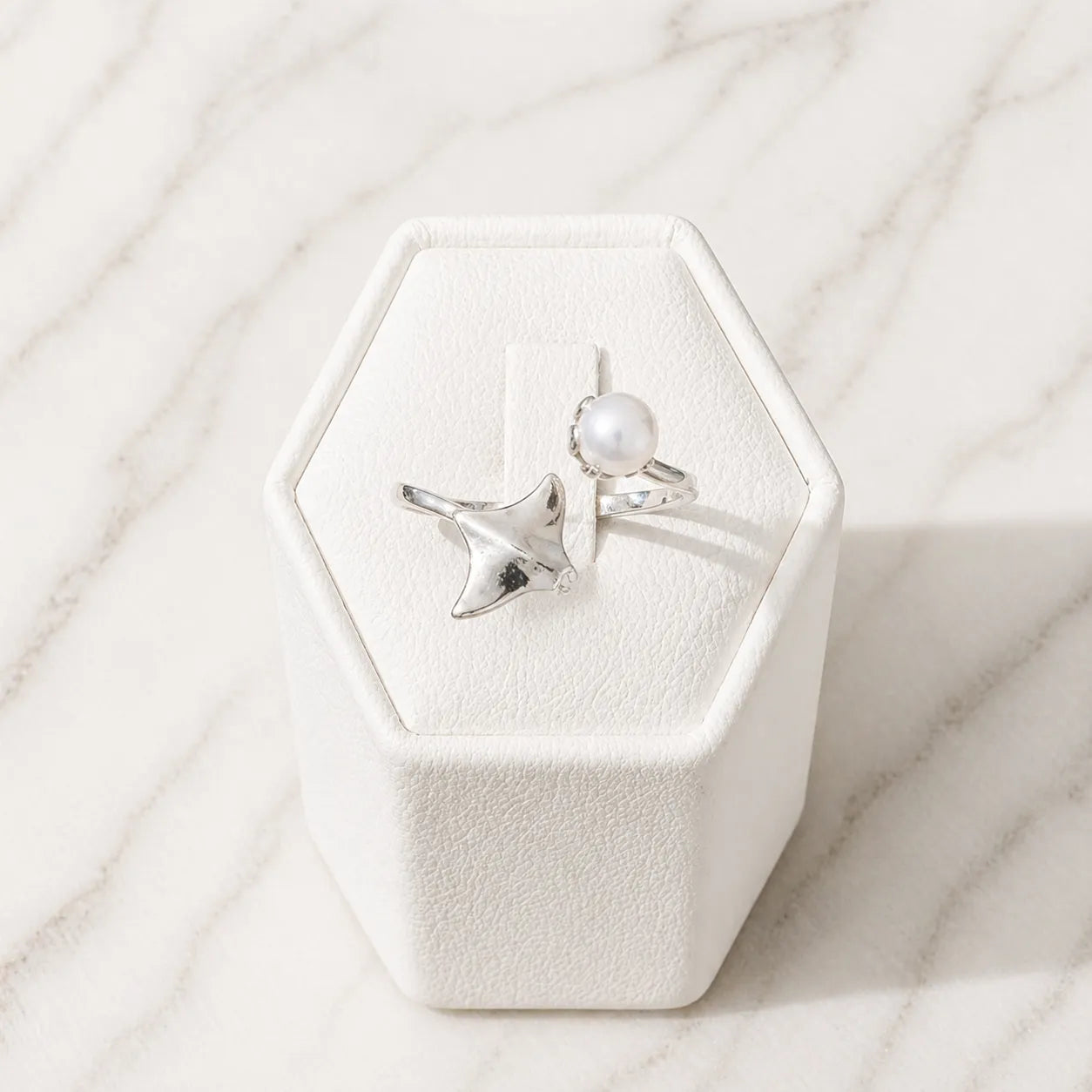 Anillo ajustable mantarraya y perla
