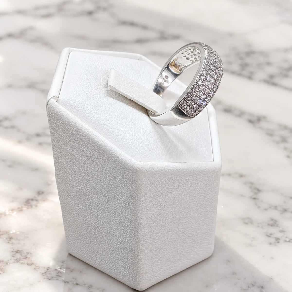 Anillo medio cintillo microcircón