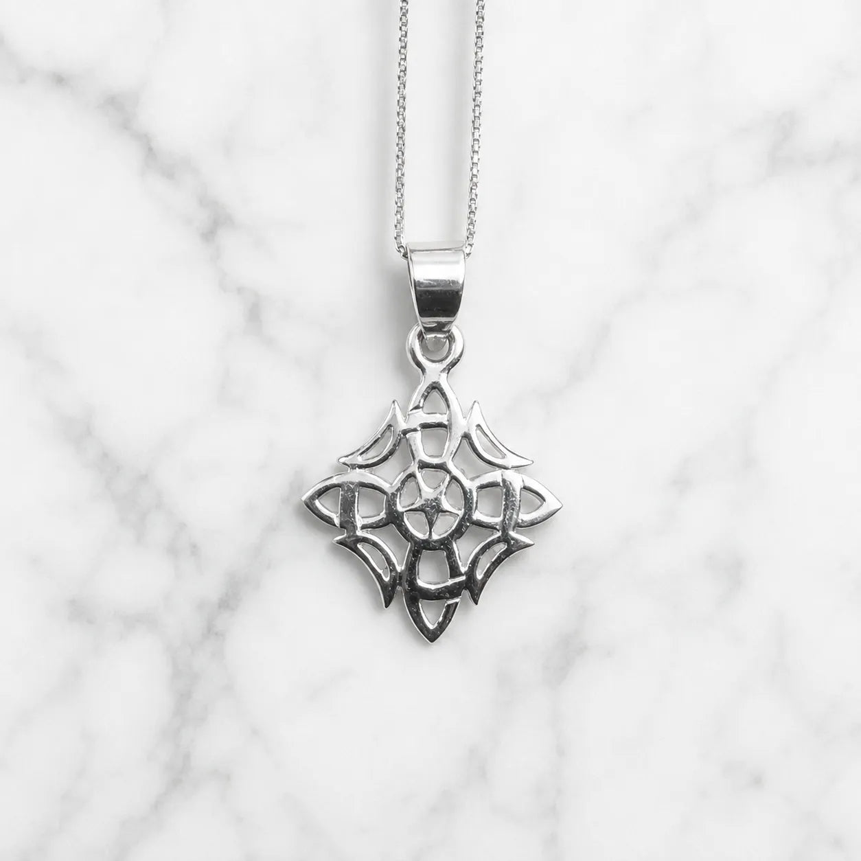 Collar nudo de bruja estrella y luna
