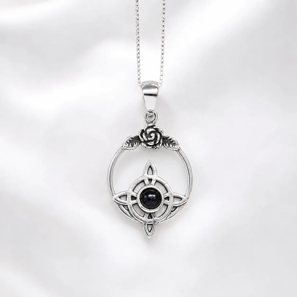 Collar nudo de bruja rosa y piedra onix