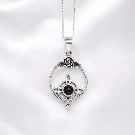 Collar nudo de bruja rosa y piedra onix