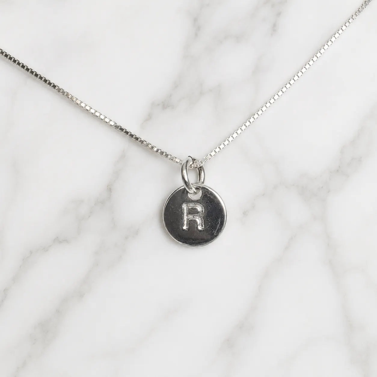 Collar placa letra R de 8mm