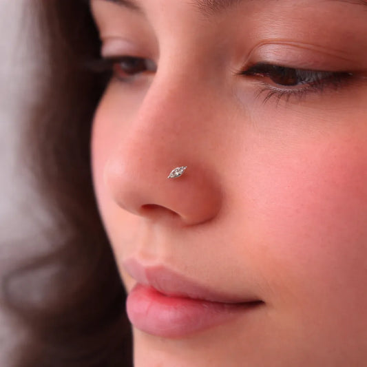 Piercing punto hoja nariz