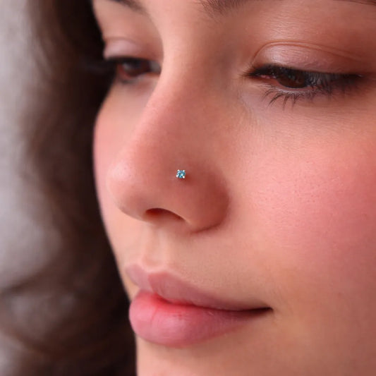 Piercing punto circón celeste nariz