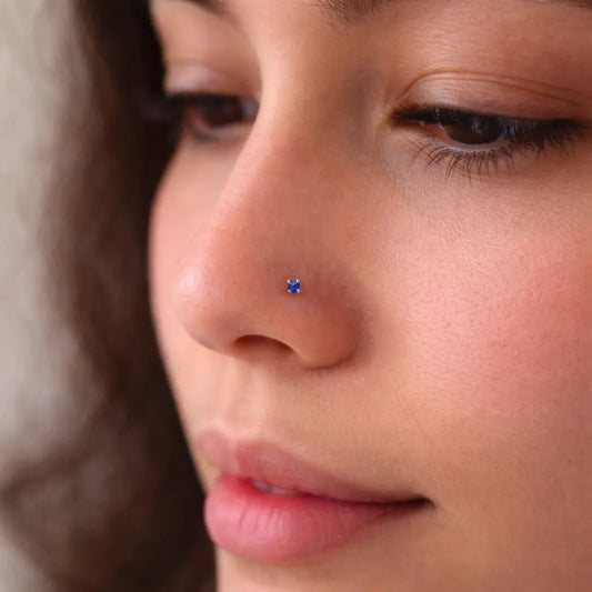 Piercing punto circón azul nariz