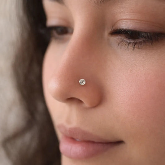 Piercing punto ciclo nariz