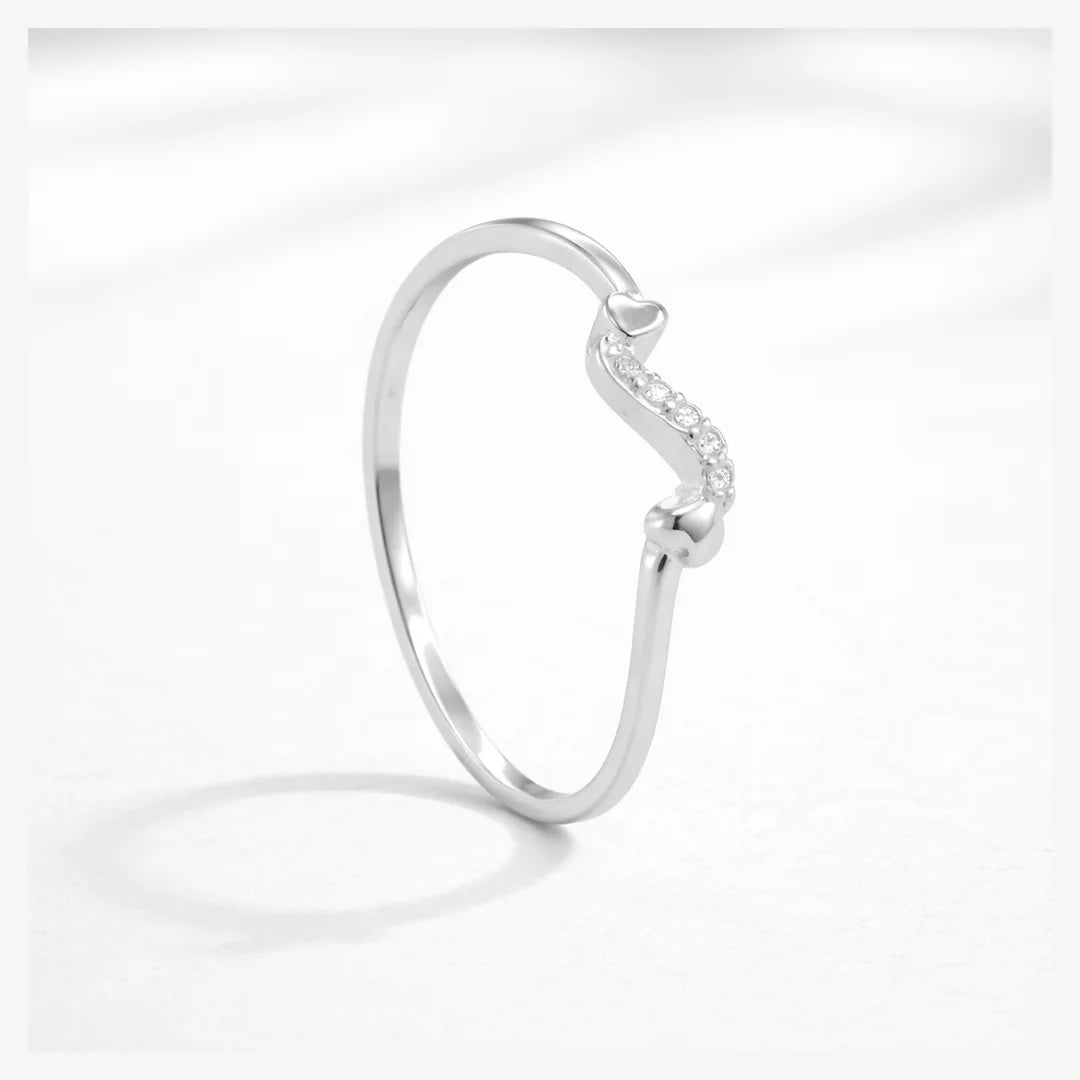 Anillo curvo corazones