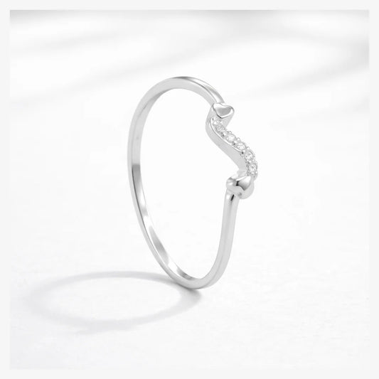 Anillo curvo corazones