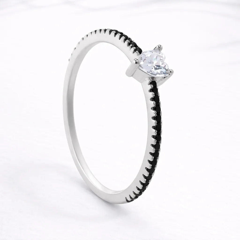 Anillo corazón solitario con circones onix