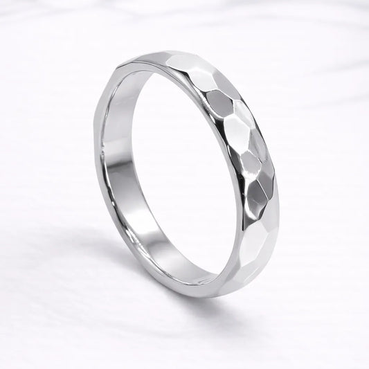 Anillo facetado