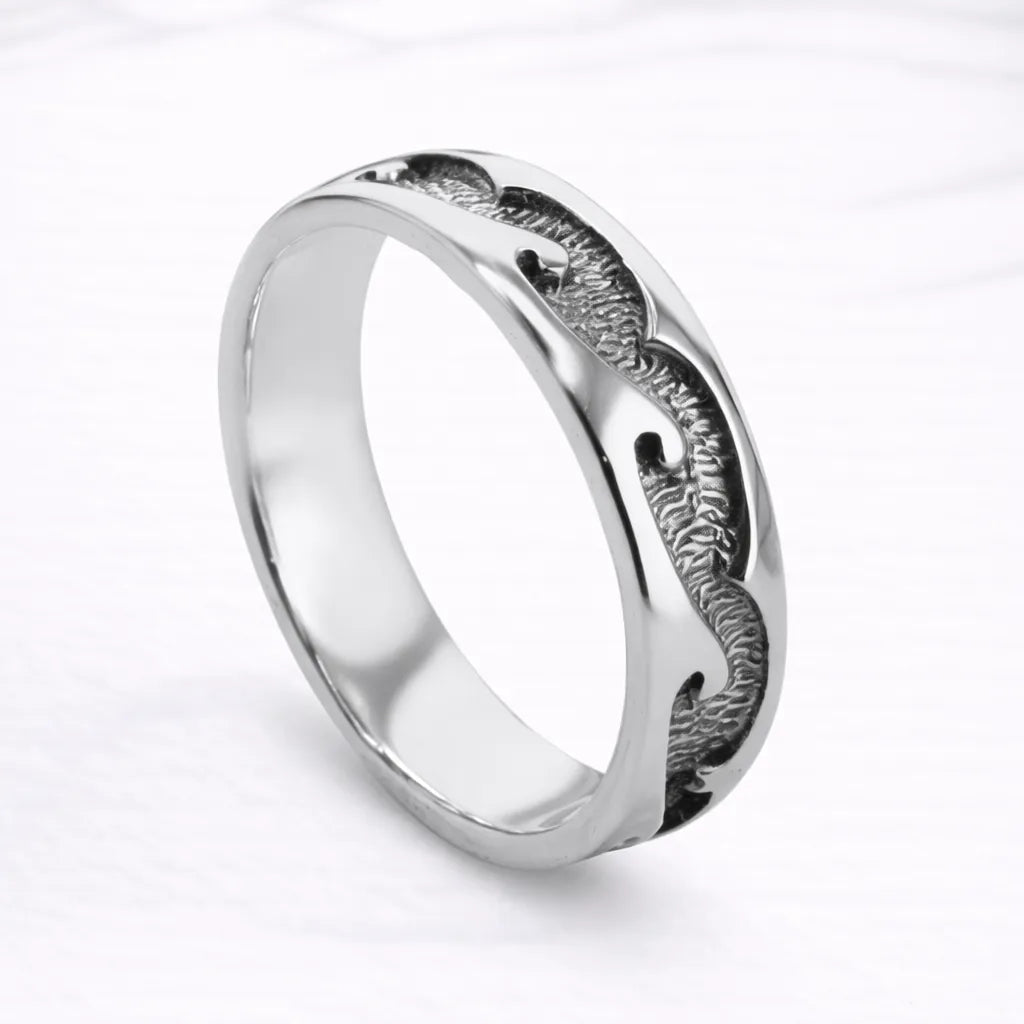 Anillo ola texturizado