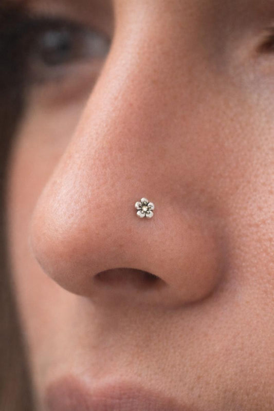 Piercing punto flor nariz